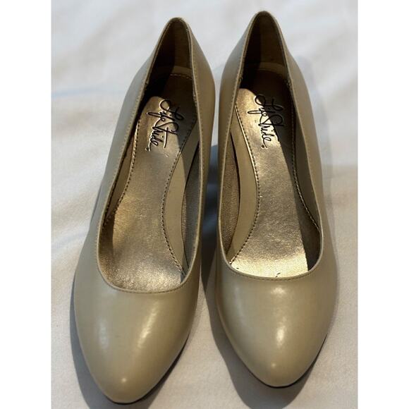 Life Stride Women’s Sable Taupe Smooth Soft round Toe Kitty Heels 9M minimalist - Picture 2 of 8